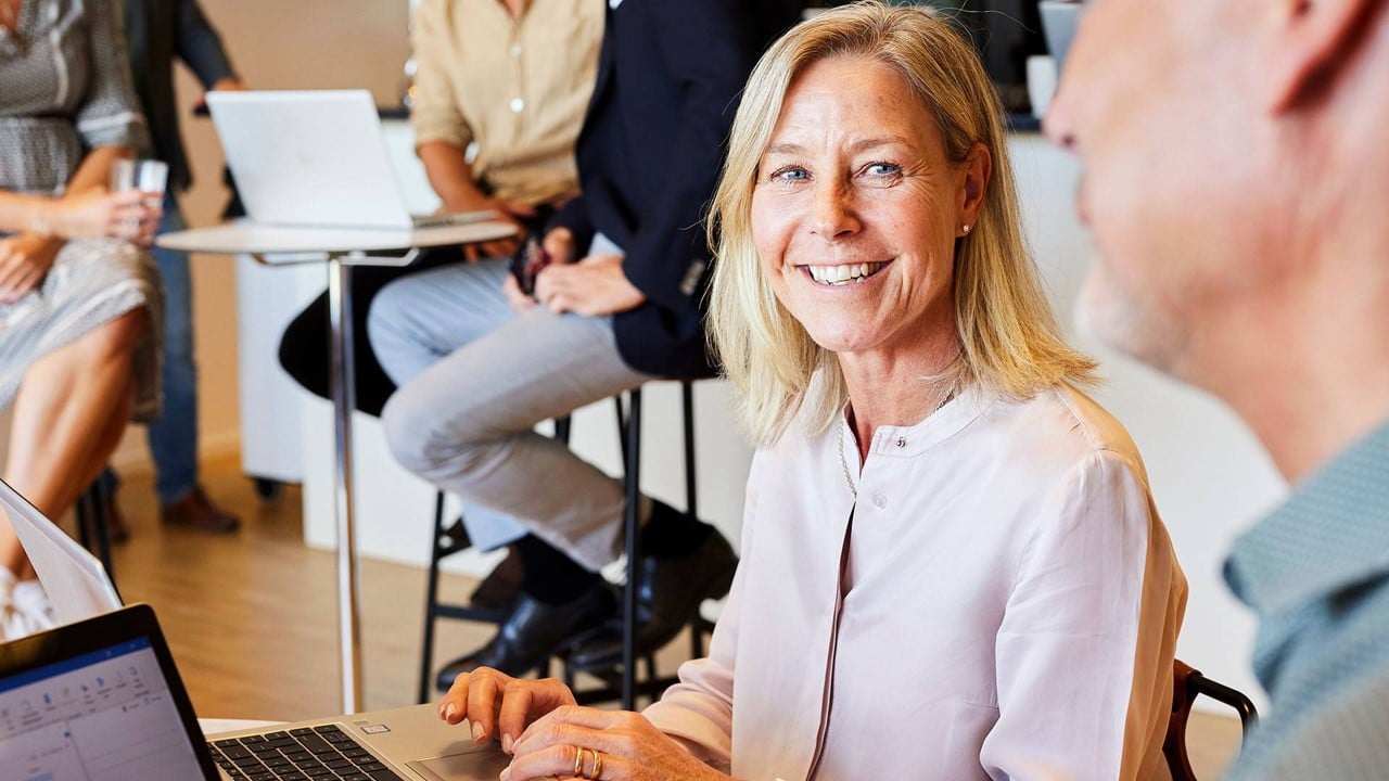 Kvinna som ler på kontoret 