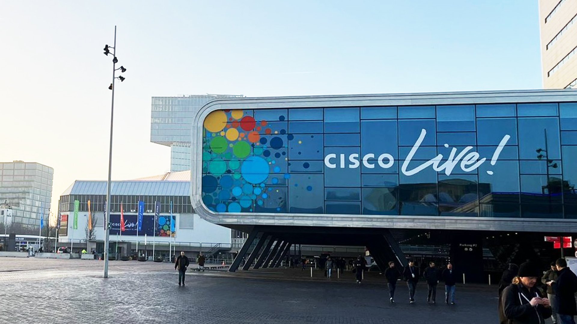 Byggnad med texten Cisco Live på
