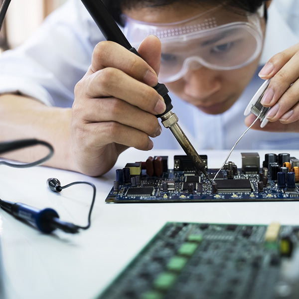 Tekniker tillverkar elektronisk utrustning
