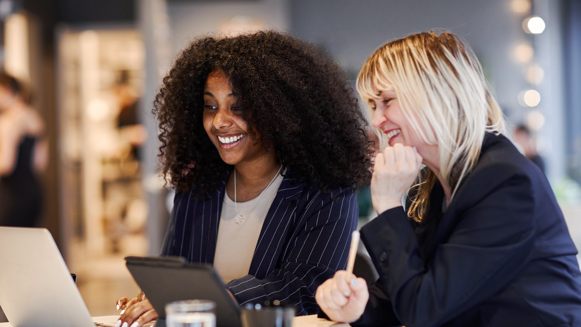 Två arbetare jobbar i OneNote