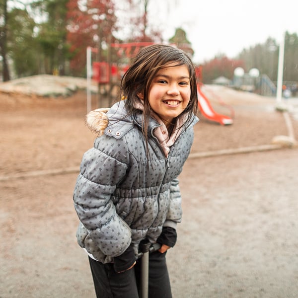 ett barn leker på skolgård