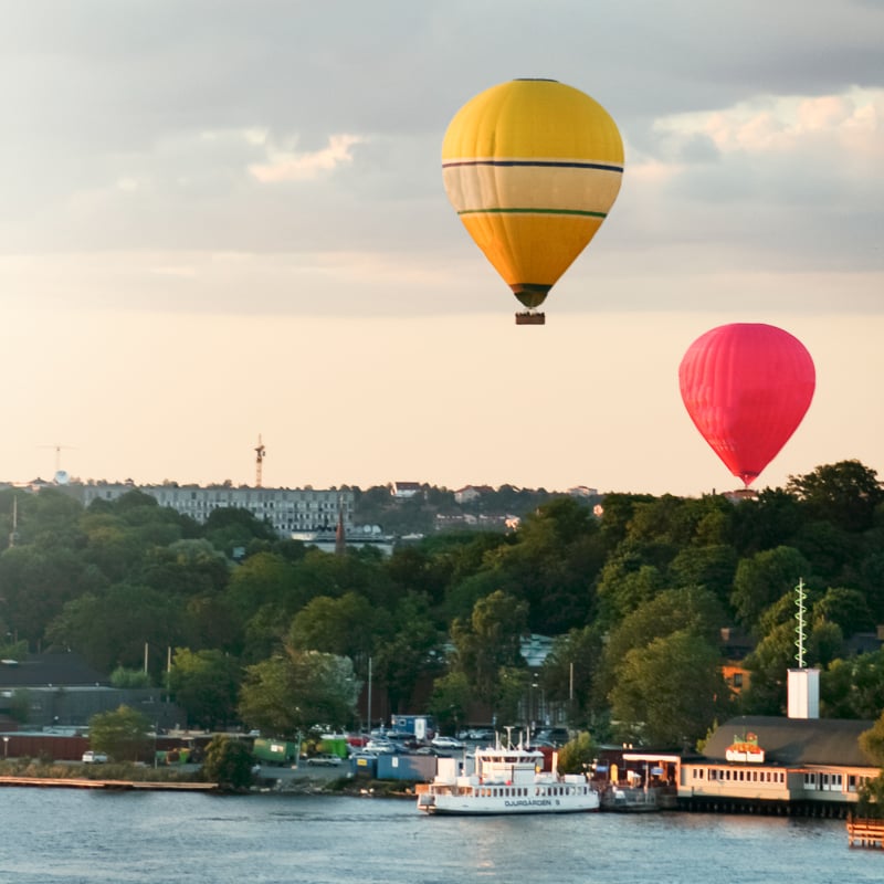 luftballonger åker framför moln