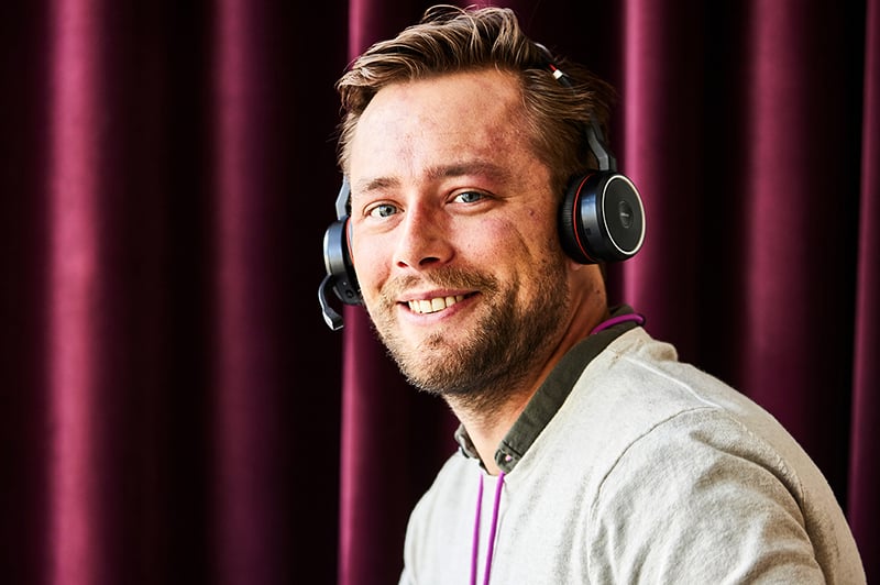 Specialist med hörlurar upphandlar om en CX lösning