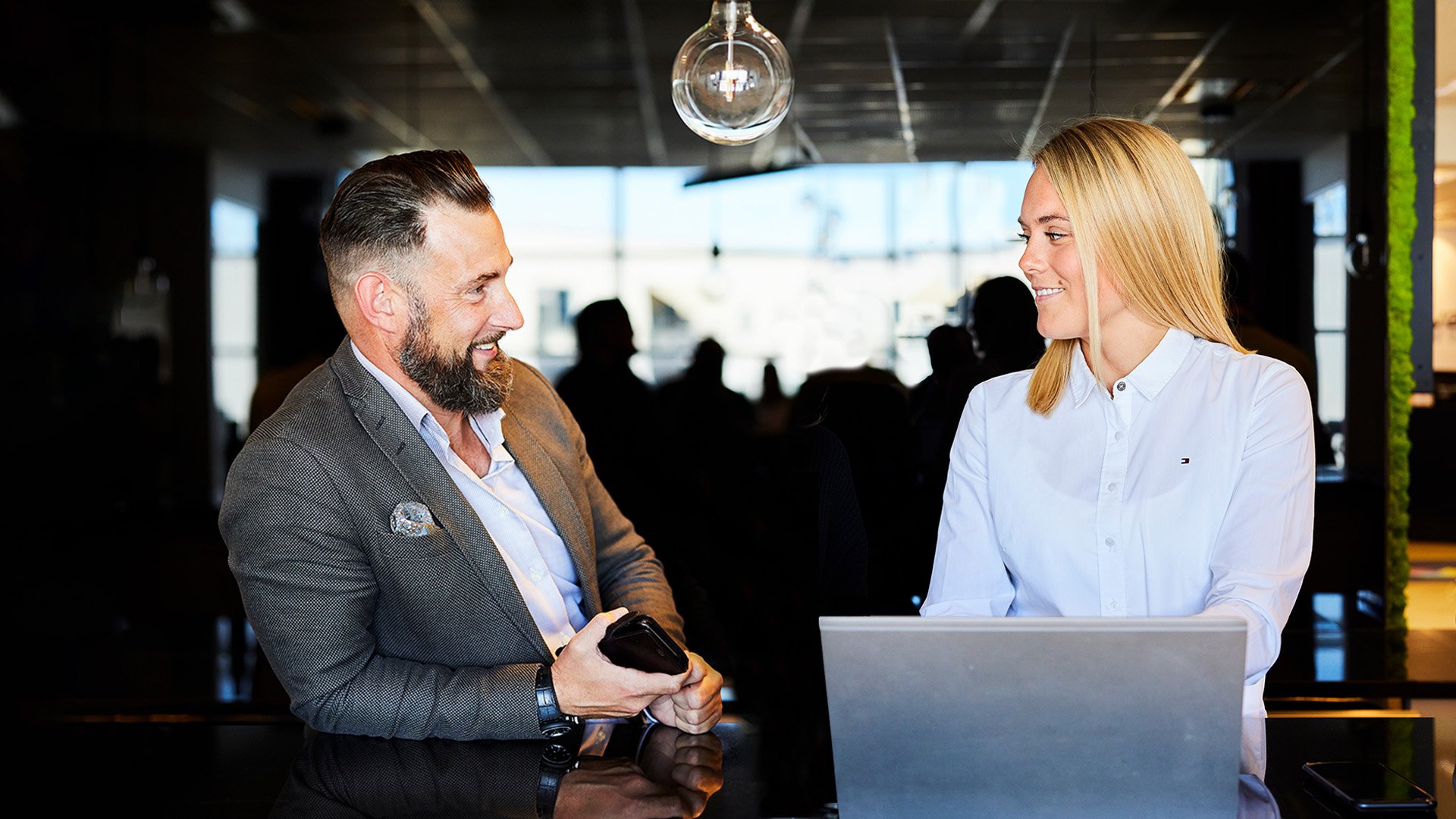 Två personer pratar om hur bygger man broar mellan befintliga och nya lösningar