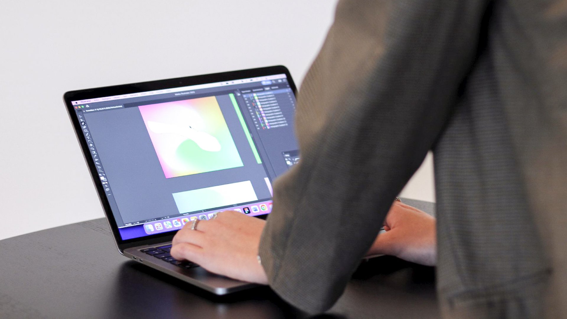 Man jobbar med UX & UI-design framför datorn