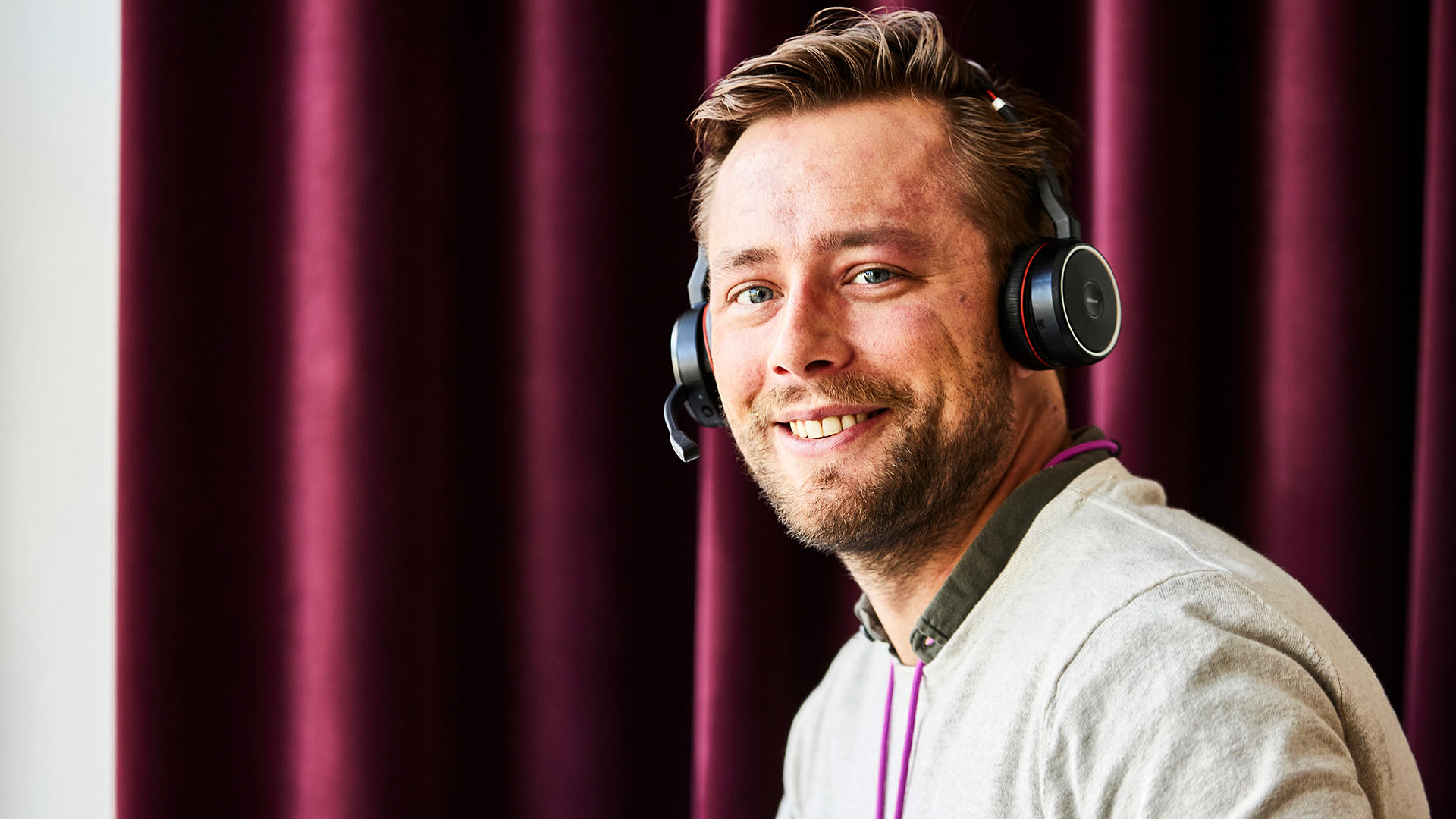 Kille med headset ler in i kameran