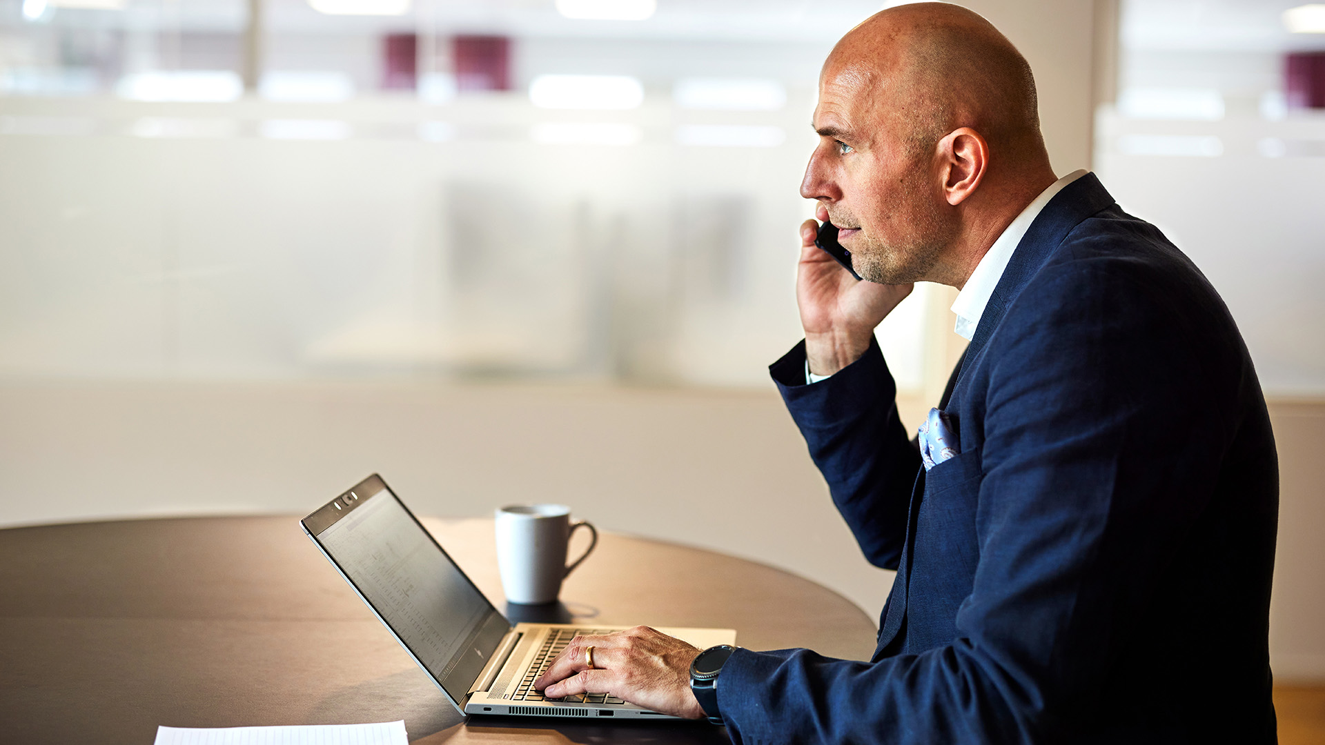 Arbetare sitter med mobiltelefon och ger enkelhet, snabbhet och anpassad information