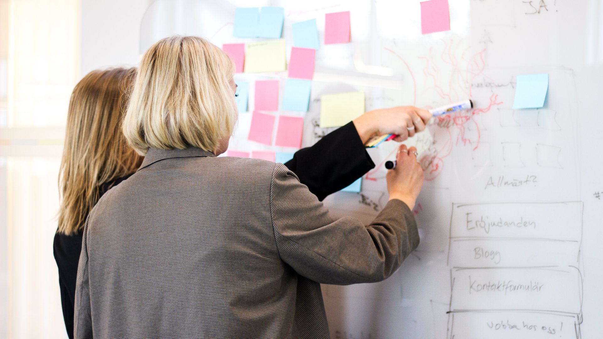 <span id="hs_cos_wrapper_name" class="hs_cos_wrapper hs_cos_wrapper_meta_field hs_cos_wrapper_type_text" style="" data-hs-cos-general-type="meta_field" data-hs-cos-type="text" >Varumärkesidentitet: vad är det och hur skapas den?</span>