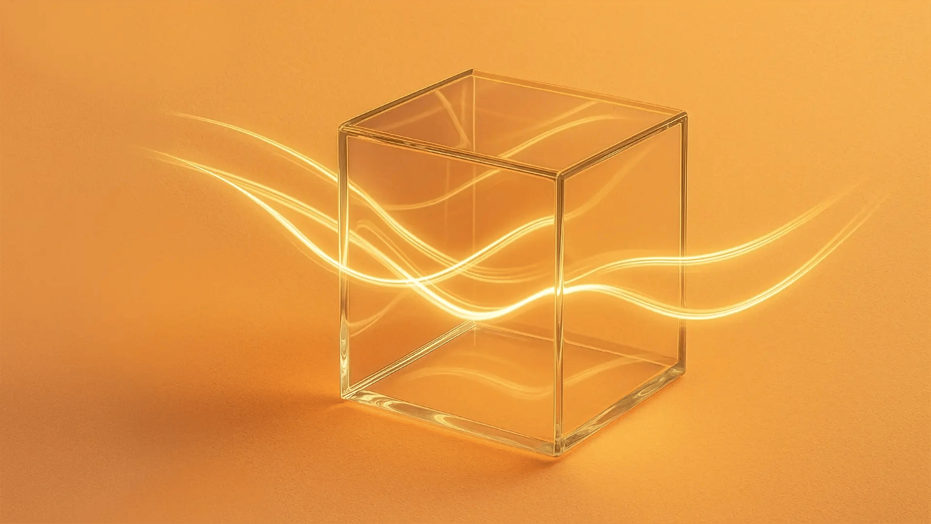 Transparent glas­kub med ljusstråk som flödar genom den mot orange bakgrund.