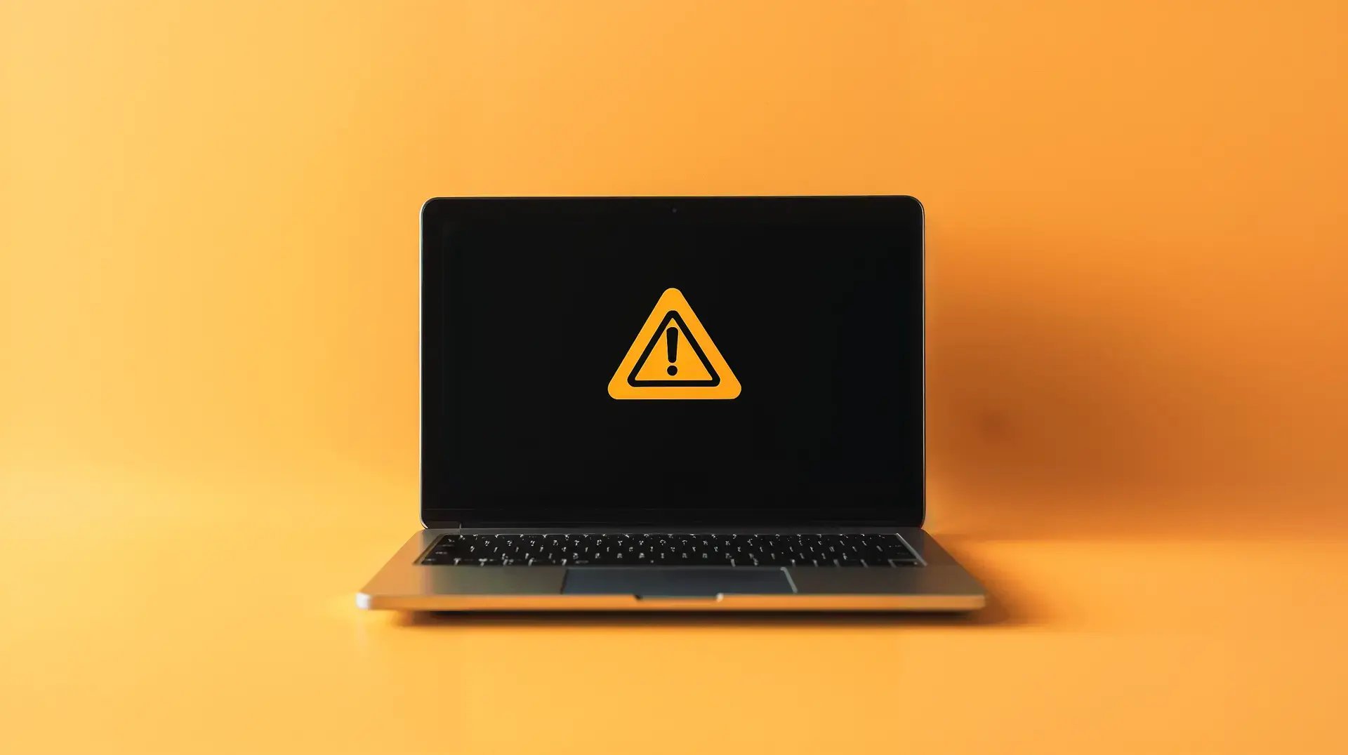 Laptop med varningsmedelande på skärmen 