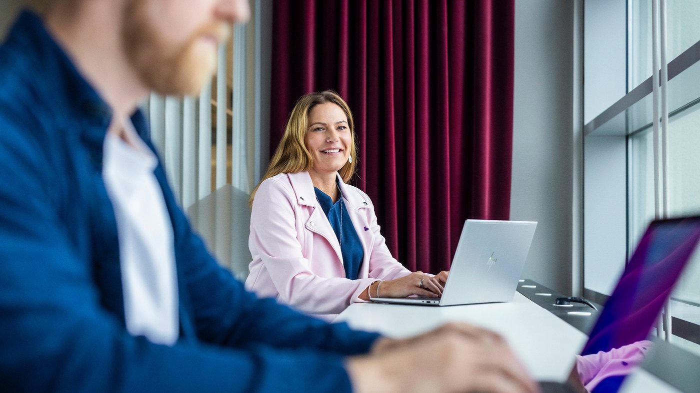 Medarbetare i möte med laptop