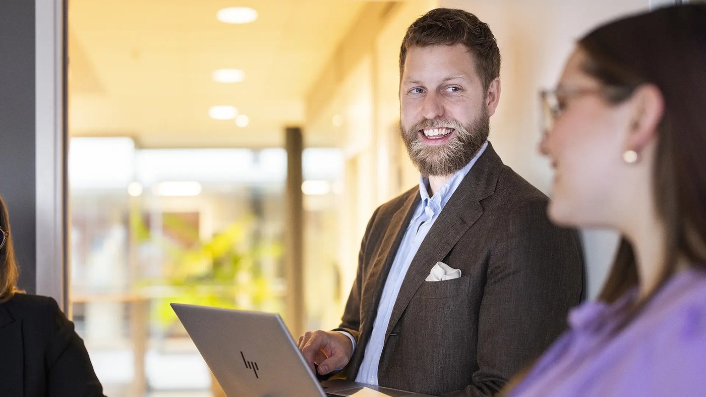 Medarbetare med laptop i modern kontorsmiljö