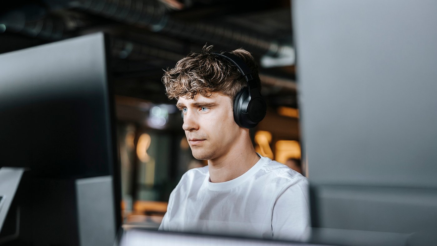 Snäll kille med headset