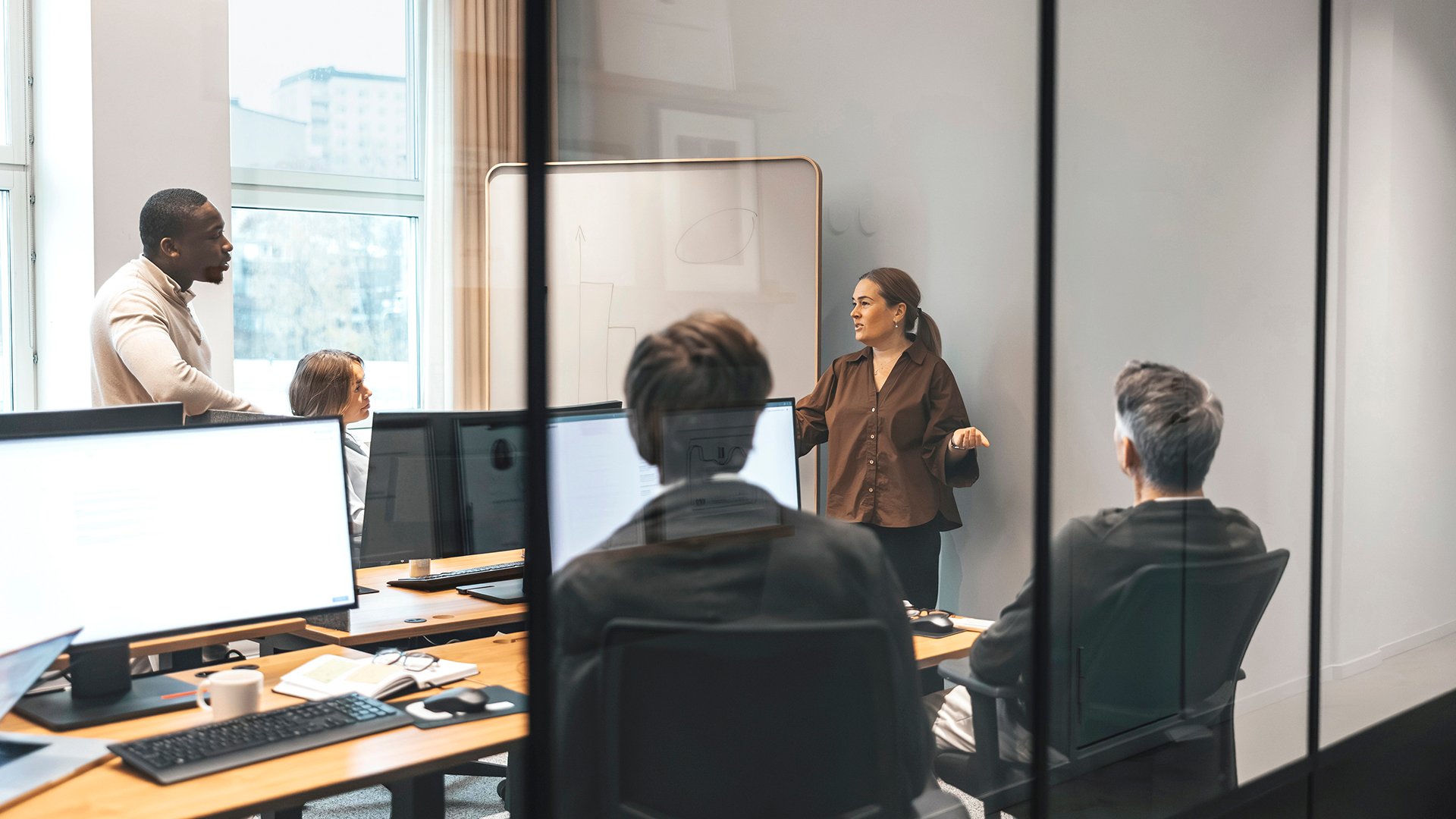 En workshop pågår i ett ljust kontorsutrymme