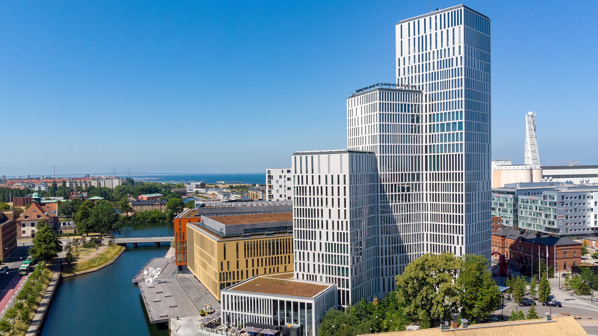Solig stadsvy i Malmö med flertalet fastigheter 