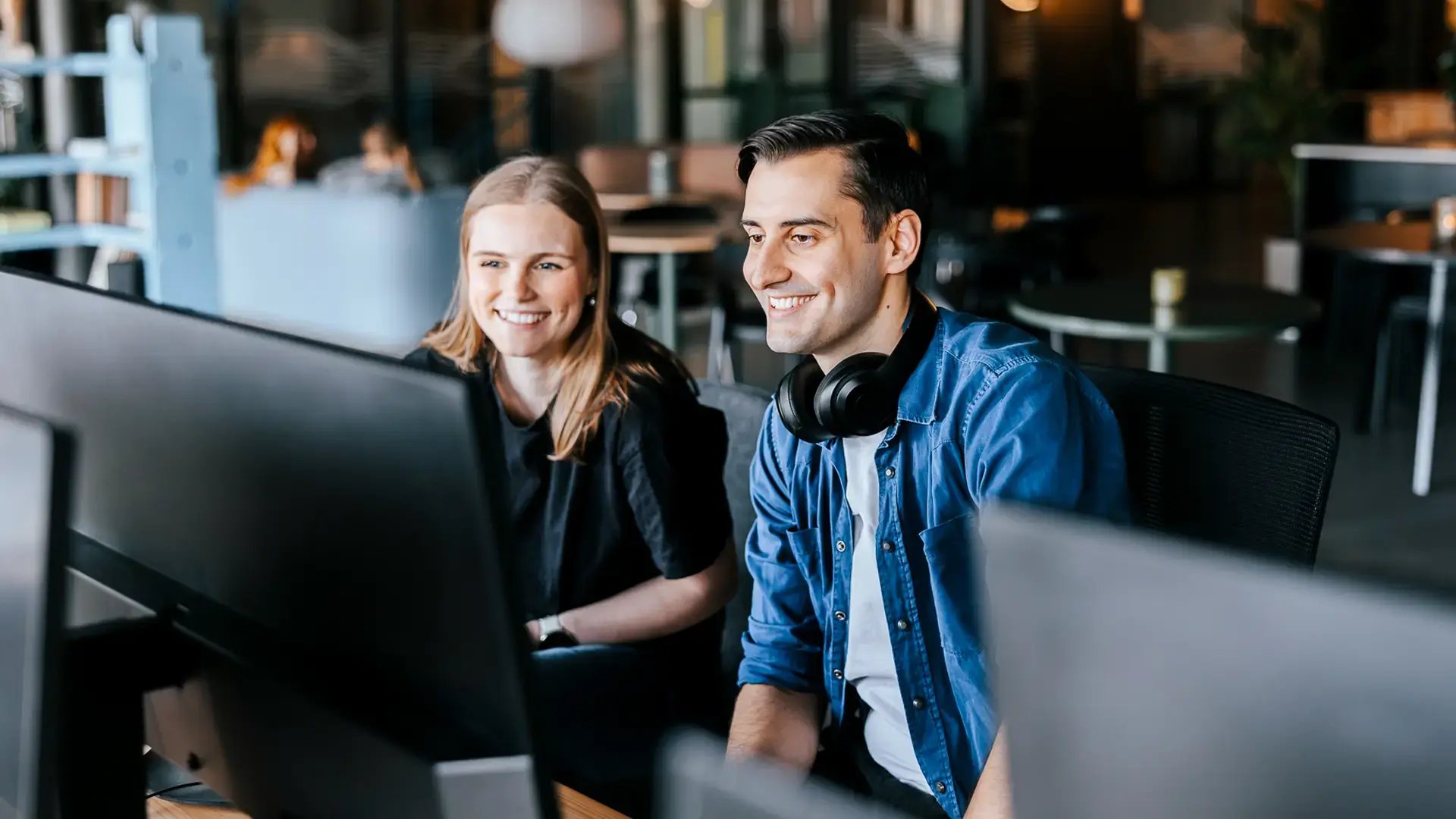 Två systemutvecklare parprogrammerar vid en dator