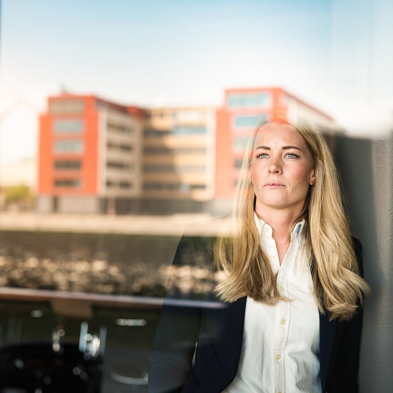 Kvinna som bidrar till en digitaliserad fastighetsbransch