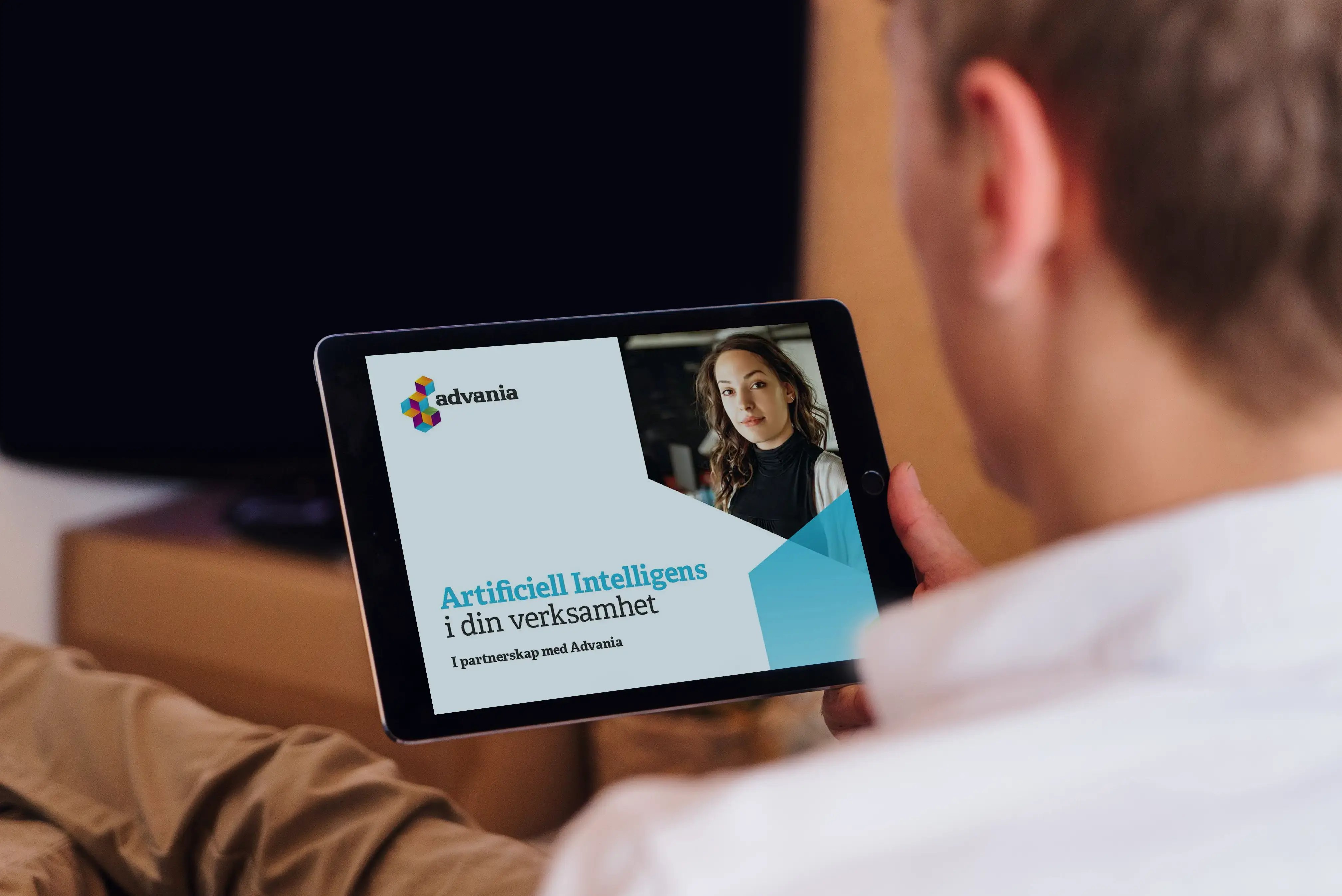 Man som håller iPad med AI whitepaper