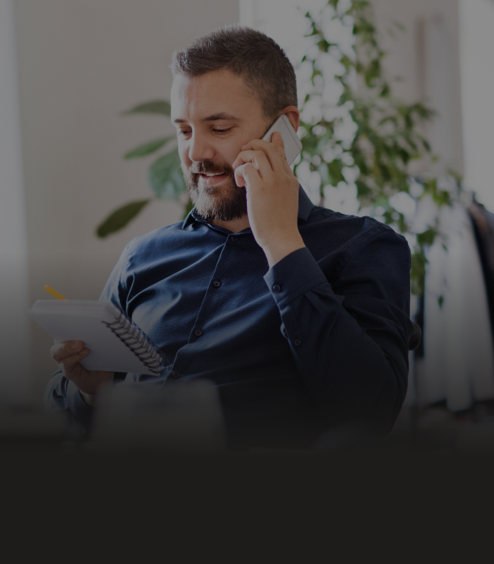 Man som pratar i mobiltelefon