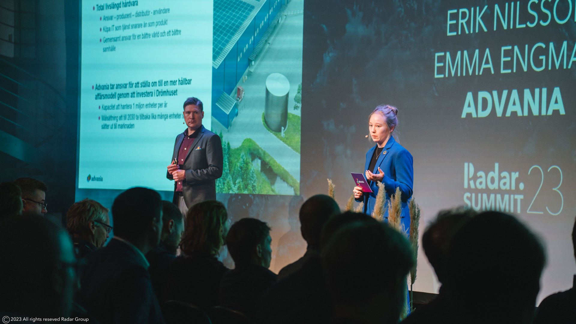 Emma Engman och Erik Nilsson på scenen på Münchenbryggeriet