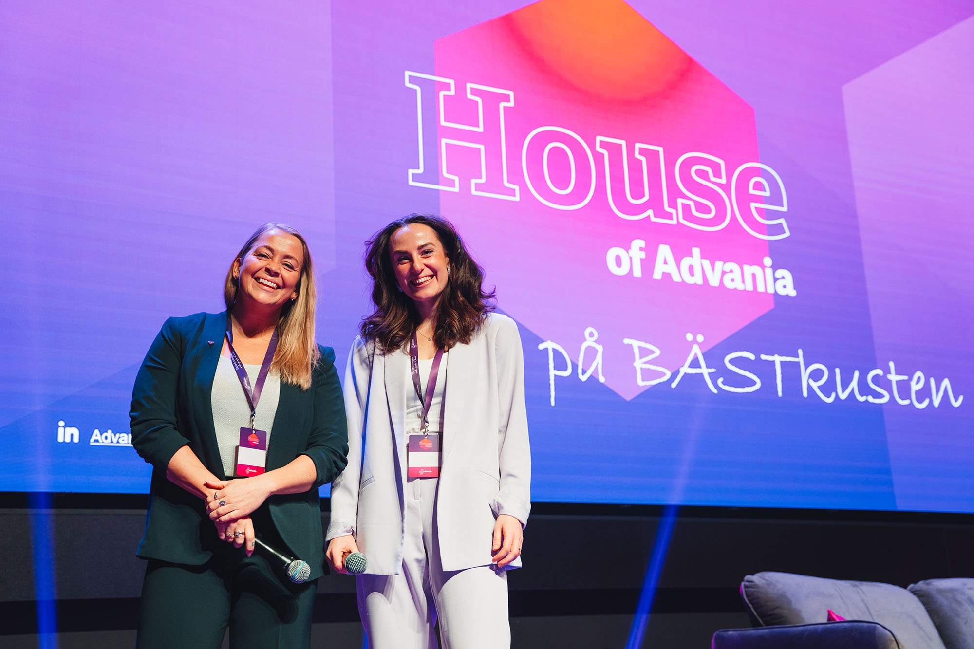 Två leende kvinnor på scenen på House i Göteborg