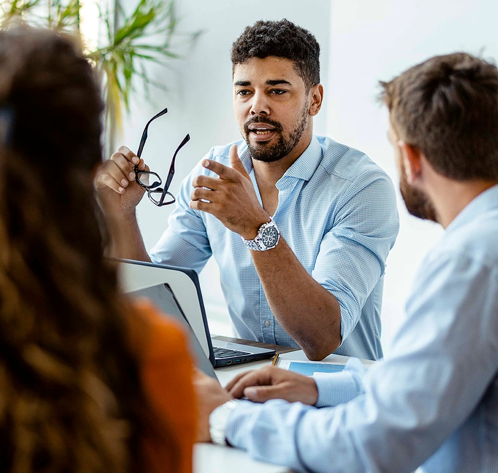 Affärspersoner som diskuterar i grupp