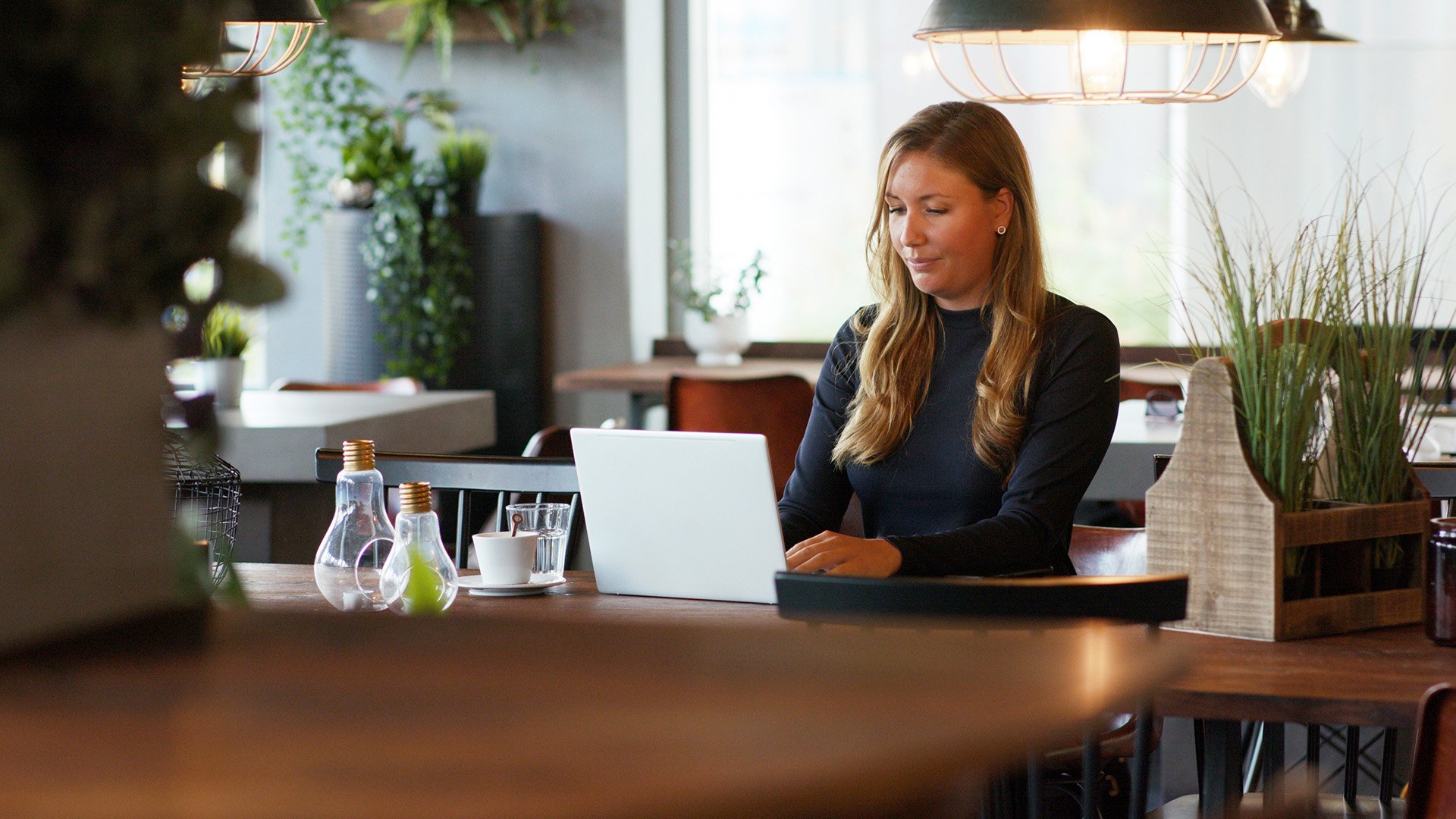 Kvinna sitter vid en laptop