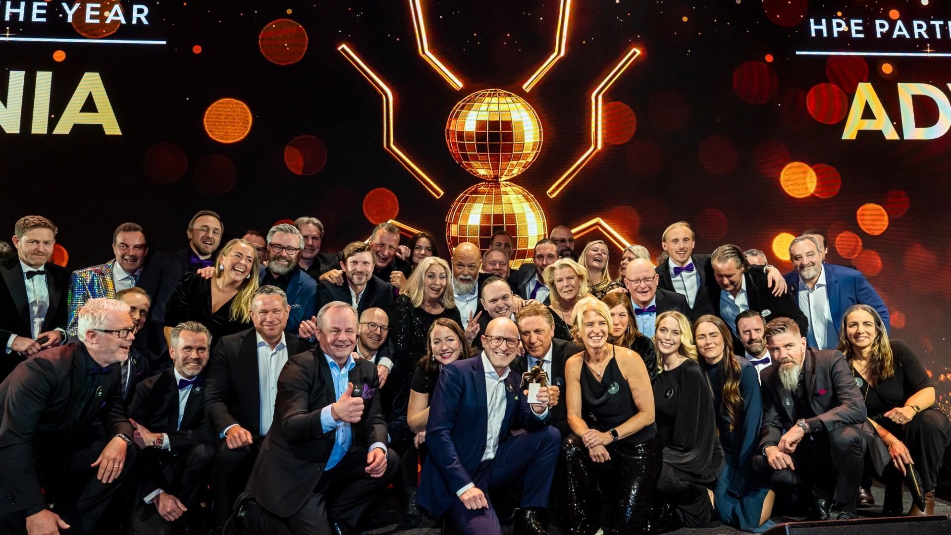 Advania-medarbetare på scen för utmärkelsen HPE Partner of the Year