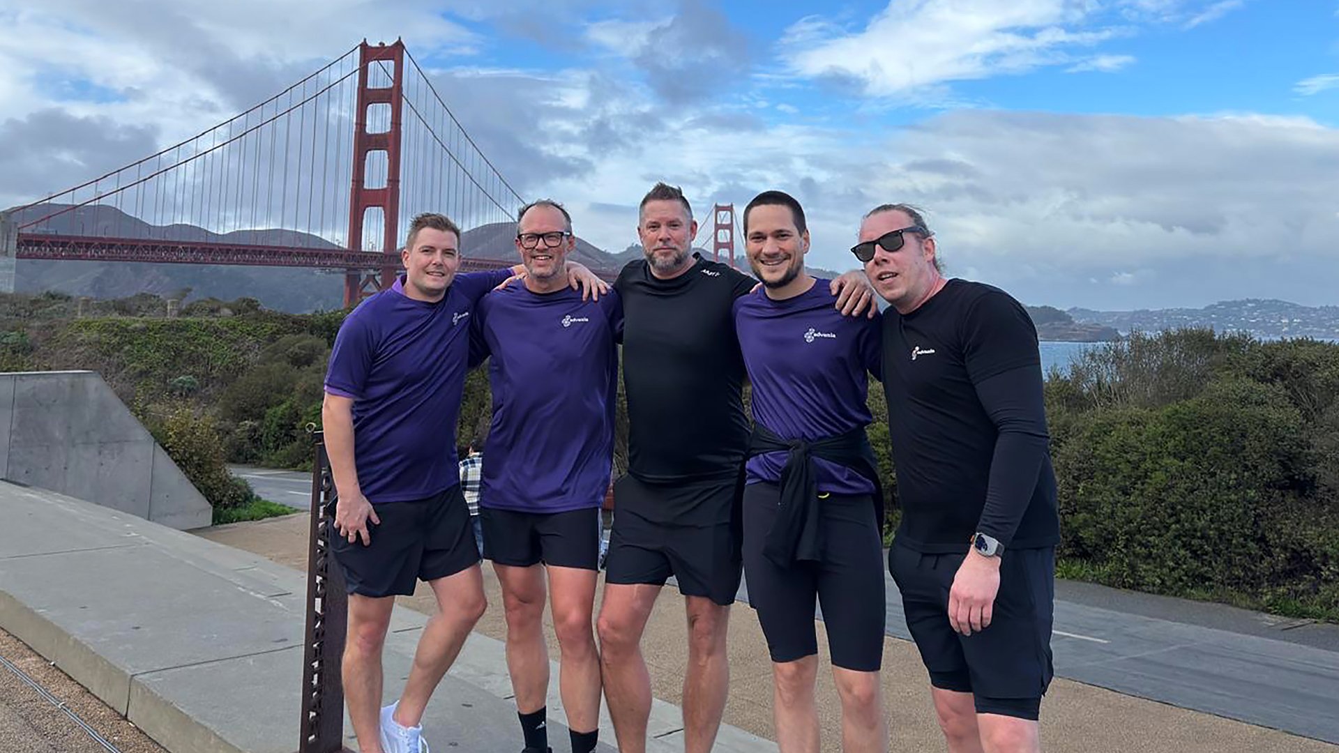 Bild på glada kollegor från Advania framför Golden Gate i San Francisco