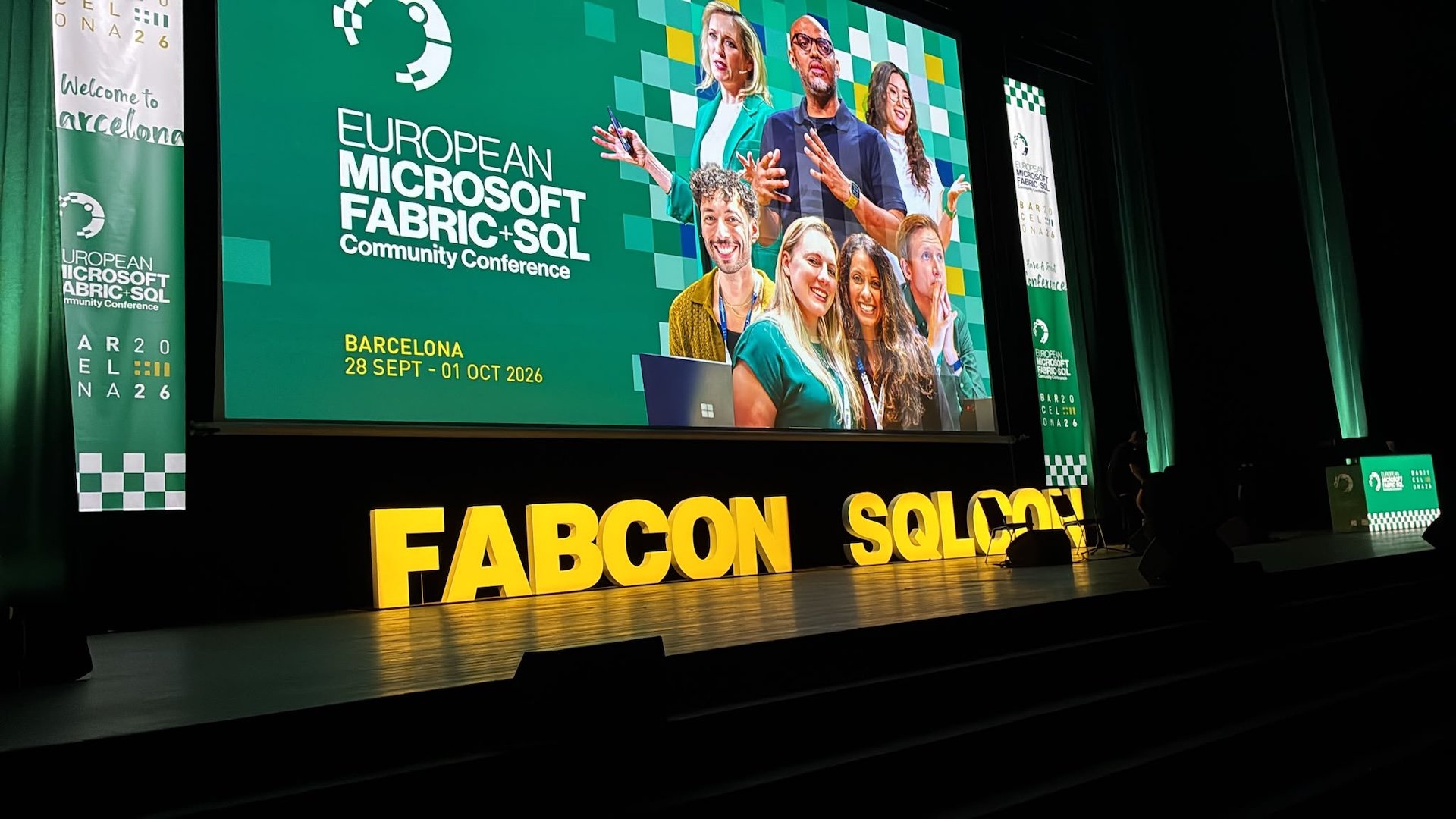 Scenen på FabCon 2026 i Barcelona.