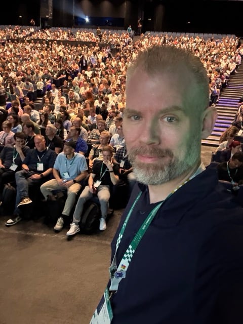 Advanias specialist framför publiken på FabCon 2026 i Barcelona.