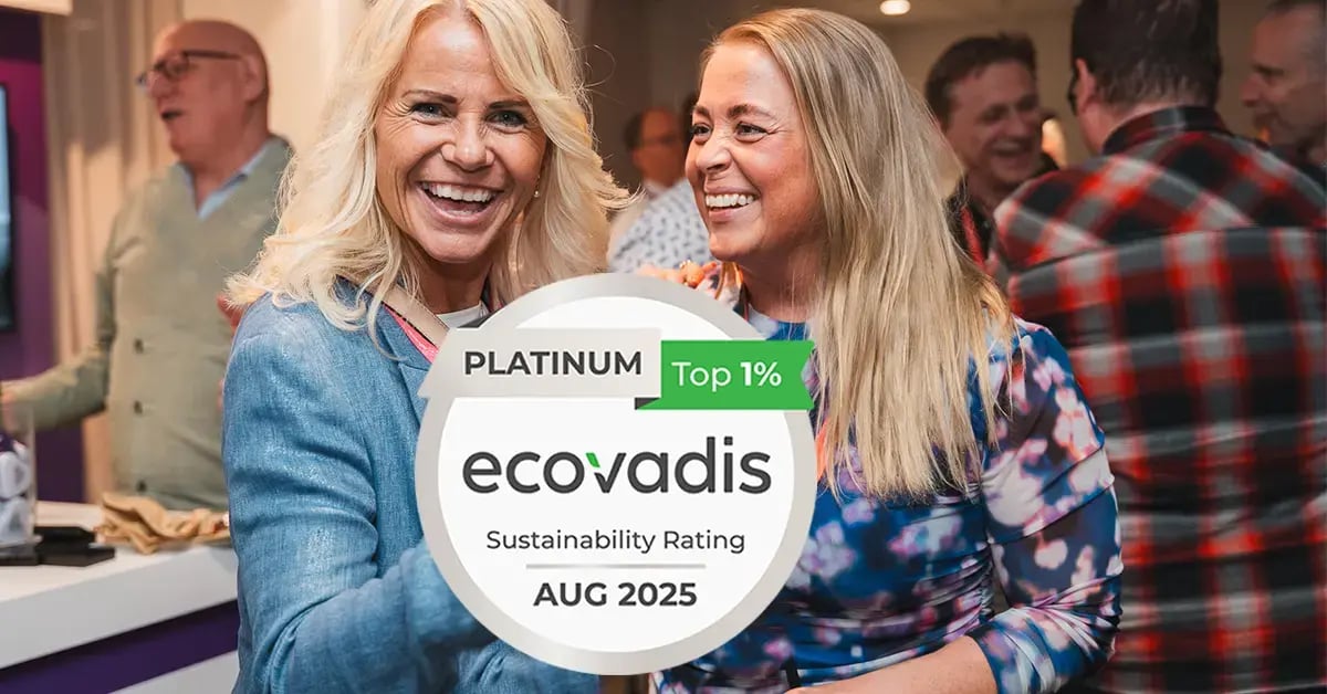 Två glada kvinnor med Ecovadis Platinum badge